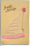 CPA  Fantaisie SAINT NICOLAS Bonnet Beige Avec Rubans ( Dont Un En Forme De Pompon) Roses Saint Nicolas Doré En Relief - Saint-Nicolas