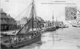 CPA, Port-en-Bessin, Les Bassins, La Passe Et Dans Le Lointain Les Musoirs Des Jetées, Bateau En Partance Pour Pêcher - Port-en-Bessin-Huppain