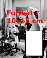 Reproduction D'une Photographie ancienne D'une Modèle Nue Posant Devant Un Peintre En 1947 - Altri & Non Classificati
