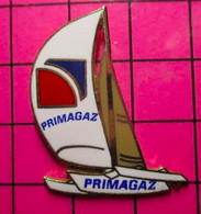 413e Pin's Pins / Beau Et Rare / THEME : SPORTS / VOILE VOILIERS PRIMAGAZ TRIMARAN - Vela