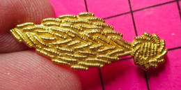 413e Pin's Pins / Beau Et Rare / THEME : MILITARIA / METAL JAUNE DOUBLE ATTACHE GRENADE ENFLAMMEE - Militaria