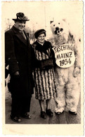 Carte Photo Originale Eisbär & Déguisement D'Ours Blanc Polaire Avec Couple, Manteau Rayé " Fasching Mainz 1954 " - Anonyme Personen
