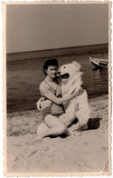 Carte Photo Originale Eisbär & Déguisement D'Ours Blanc Polaire Avec Pin-Up Dans Les Bras à La Plage Vers 1940 - Anonyme Personen