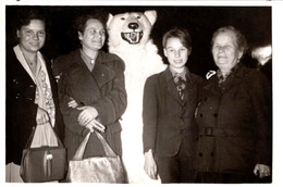 Photo Originale Eisbär & Déguisement D'Ours Blanc Polaire Entouré De 4 Générations à Leipzig Liebertwolkwitz 1950/60. - Anonyme Personen