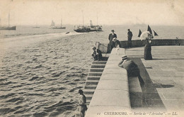 Sortie De L' " Ariadne " Bateau à Aube Paddle Boat Cherbourg  Pecheur - Ferries