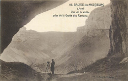 39 - BAUME LES MESSIEURS - Photographe Prenant Une Vue De La Vallée Prise De La Grotte Des Romains - Baume-les-Messieurs