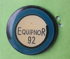 VP261 Pin's équipement Camouflage Militaire EQUIPNOR Groupe NFM à Lorient Morbihan Achat Immédiat - Militaria