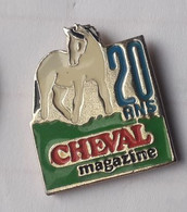 VT49 Pin's Média Journal Livre Cheval Magazine Anniversaire 20 Ans Achat Immédiat - Médias