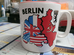 TASSE BERLIN- BERLIN DIVISEE APRES LA CAPITULATION LA GUERRE DE 1945 - Kopjes