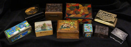 STAMP BOXES Early 20thC Collection Incl. Attractive Pair Of Enamelled Chinese Boxes, Painted Lid Geneva Scene, Another N - Autres & Non Classés