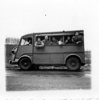 Photo Ancienne - Camion TUBE  CITROEN  H -   Passagers Scrutant Le Ciel ? - LKW