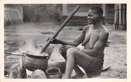 CPA COTE D IVOIRE "Grand-mère Préparant Le Repas" - Côte-d'Ivoire