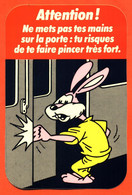 Grand Autocollant Signalétique De Train SNCF " Attention! Ne Mets Pas Tes Mains Sur La Porte Tu Risque De Te Faire..." - Autocollants