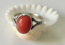 Anellino D’argento Con Corallo Rosso Vero, Misura N.9 (per Neonato O Mano Molto Piccola). - Rings