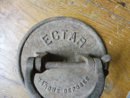 Objet Insolite En Fonte Et Fer Forgé (H= 24cm , Diamètre De La Base = 15cm) La Fourche Est Orientable - Ferronnerie