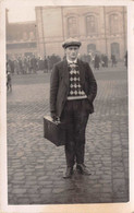 Carte Postale Photo STRASBOURG-67-Bas-Rhin-Homme En Costume-mode 1930 Parvis Place De La Gare - Chemin Fer - - Straatsburg