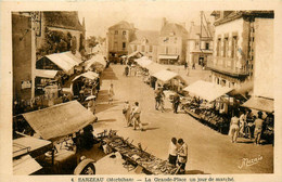 Sarzeau * La Grande Place Un Jour De Marché * Foire Marchands - Sarzeau