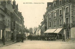 Bourges * Avenue De La Gare * Passage De Troupes ? Fanfare * Automobile Ancienne Voiture - Bourges