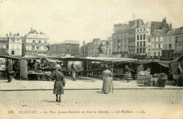 Beauvais * La Place Jeanne Hachette , Un Jour De Marché * Marchands Foire - Beauvais