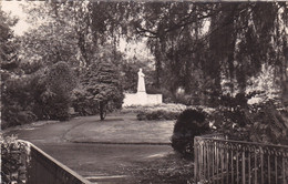 59. HAZEBROUCK. JARDIN PUBLIC. LE MONUMENT ABBE LEMIRE. ANNEE 1952 + TEXTE - Hazebrouck