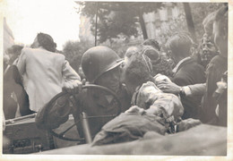K48 - Photo De Presse - La Foule En Liesse, Une Femme Embrasse Un Soldat Américain Au Volant De Sa Jeep - Guerra, Militari