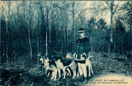 Rambouillet * La Forêt * Un Relais De L'équipage De Bonnelles * Chasse à Courre Vénerie * Meute Chien - Rambouillet