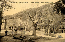 Les Mées * La Place Du Jet D'eau * Vue Du Village - Autres & Non Classés