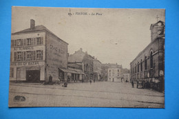 Virton 1905: La Place  Animée Eavec Vue Sur Le Grand Bazard Café - Virton