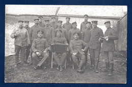 Carte-photo. Soldats Allemands Au Repos. (Artillerie). Accordéon, Liqueurs. Insigne Corps Médical Et Croix De Guerre - Regiments
