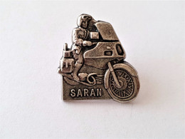 PINS GENDARMERIE MOTARD MOTO  SARAN 45 LOIRET  / Base Argentée / Signé Pichard Saumur / 33NAT - Militaria