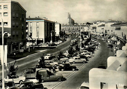 Royan * Rue De La République * Le Clocher De Notre Dame * Automobile Voiture Ancienne - Royan