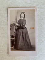 FEMME. Femme élégante Avec Coiffe. Cdv Robichon Bruley à ? - Oud (voor 1900)