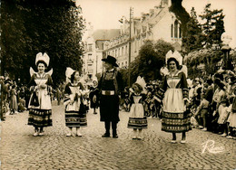 Pont Aven * Le Célèbre Barde Breton CUEFF Et Sa Famille Aux Grandes Fête De Cornouaille * Coiffe Costume - Pont Aven