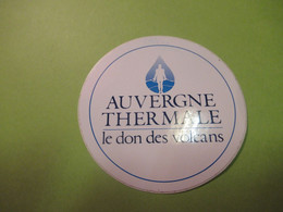 Tourisme / AUVERGNE THERMALE / Le Don Des Volcans / Vers 1970-80   ACOL162 - Stickers