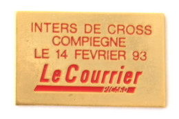 Pin's LE COURRIER PICARD - INTERS DE CROSS Compiègne Le 14 Février 93 - K659 - Médias