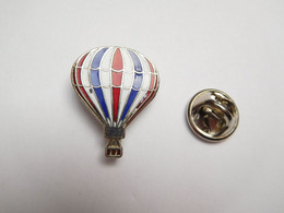 Superbe Pin's En EGF , Montgolfière , Bleu , Blanc , Rouge - Luchtballons