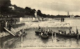 LA ROCHELLE LA PLAGE DU CASINO A L'HEURE DU BAIN - La Rochelle