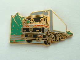 PIN'S MERCEDES  - CAMION - ARTHUS BERTRAND - Mercedes