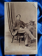 Photo CDV A. Ayton, London -  Jeune Homme Assis, Haut De Forme Posé Sur Un Joli Secrétaire, Circa 1865-70 L571 - Alte (vor 1900)