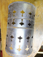 Rare Caisson En Fer D'un Brasero Antique ,riveté , Ajouré De Piques Gothiques (dimensions : H= 31cm , Diamètre = 20,5cm) - Ferro Battuto