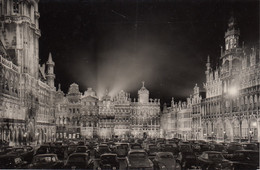 CP BRUXELLES  BRUSSEL BELGIQUE - GRAND-PLACE LA NUIT - GROTE MARKT - VIEILLES VOITURES - Bruselas La Noche