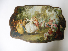 Boite-coffret  Pour Biscuits Saint-Michel  Décorée Par Un Tableau De WATTEAU (dim . 28cm X 20cm X 6cm) - Boîtes/Coffrets