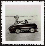Petite Photo Originale 6 X 6 Cm  - Fillette Dans Un Cuistax - Voiture à Pédales - La Panne - Voir Scan - Cars
