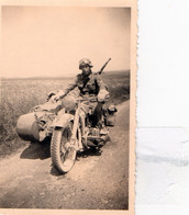 GUERRE:1939-1945 Soldat  De La Wermacht,sur Un Sid-Card- Photo D'origine 9x6 Cm,écrite Au Verso - 1939-45