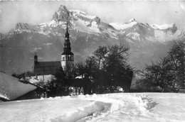 Combloux - L'église Du Village Et Les Aiguilles De Warrens - Combloux