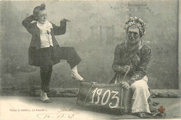 1903 - Nouvel An - Cpa Humoristique - Adieu La Vieille ! La Boucle - Centenaire? - Vieille Femme - New Year