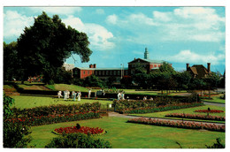 Ref 1503 - 1969 Postcard - Bowling Green & Slough Town Hall - Berkshire - Altri & Non Classificati