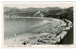 Ref 1504 - Real Photo Postcard - The Beach Looking East Nevin - Nefyn Caernarvonshire Wales - Caernarvonshire