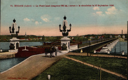 N°88524 -cpa Briare -le Pont Canal -avec Une Péniche- - Péniches