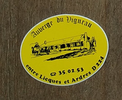 AUTOCOLLANT STICKER - AUBERGE DU VIGNEAU - ENTRE LICQUES ET ARDRES - PAS-DE-CALAIS - RESTAURANT - Stickers